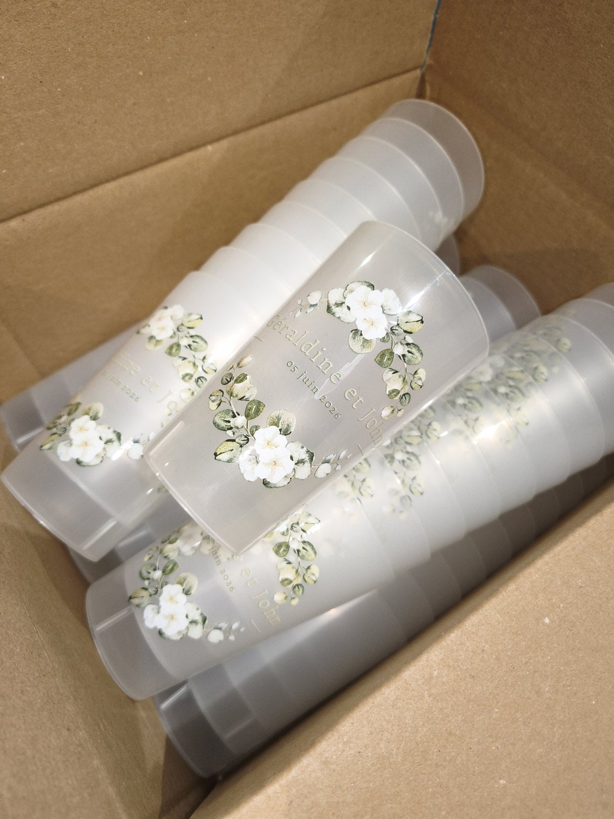 Cartons de gobelets de mariage personnalisés fleurs blanches et eucalyptus, prêts à être expédiés