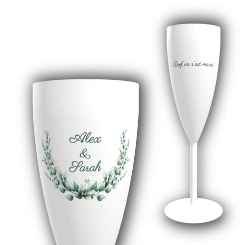 Flûte à champagne personnalisée avec couronne d'eucalyptus aquarelle, prénoms des mariés et mention « Bref on s'est mariés