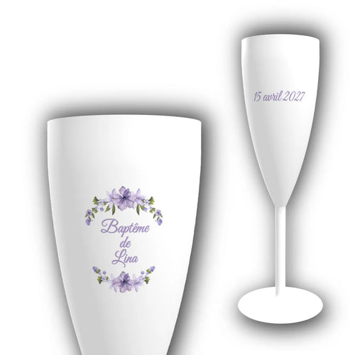 Flûte à champagne personnalisée pour baptême, couronne de fleurs mauves autour du prénom de l'enfant et date gravée sur le pied