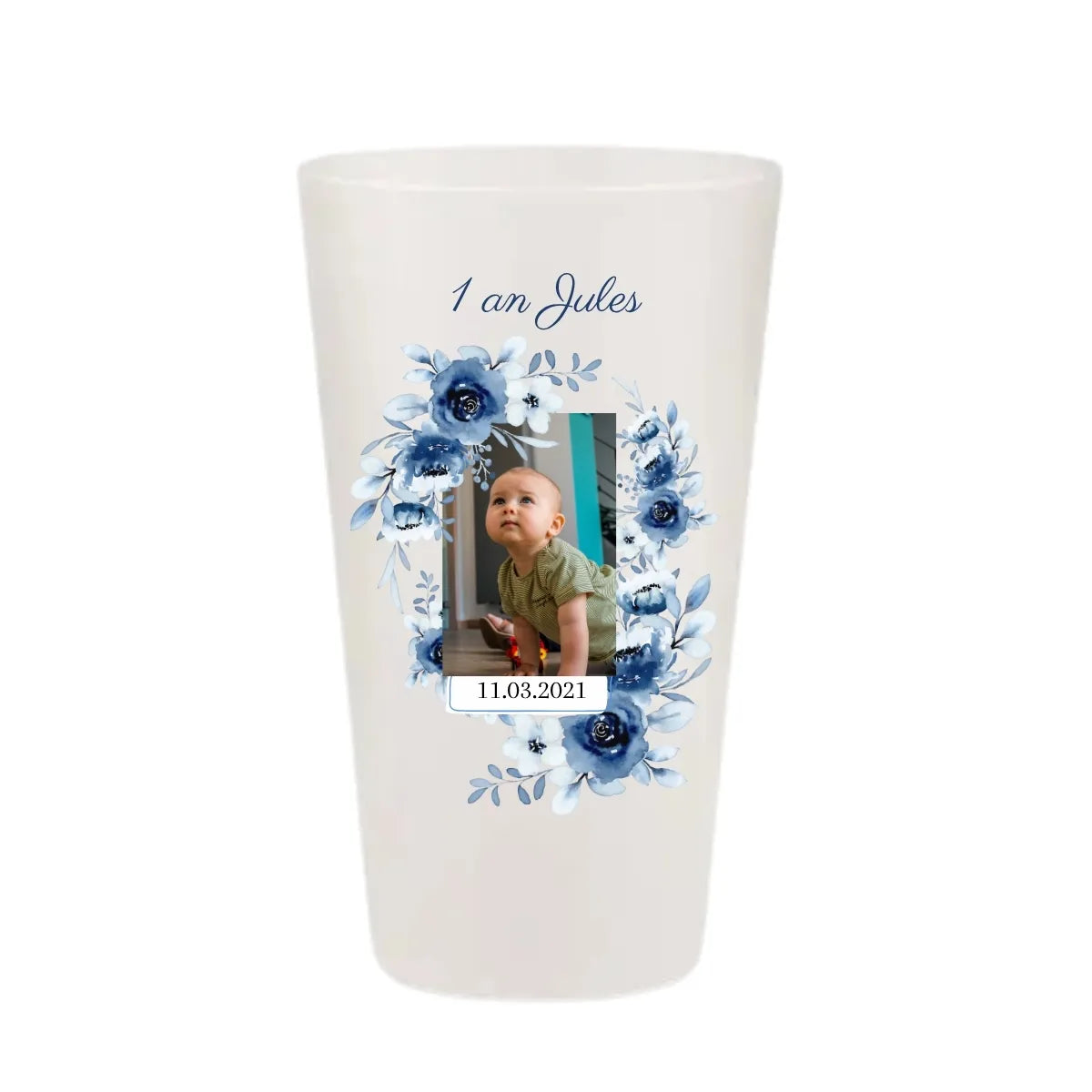 Gobelet anniversaire KUZTOM personnalisé avec photo et couronne florale bleue.