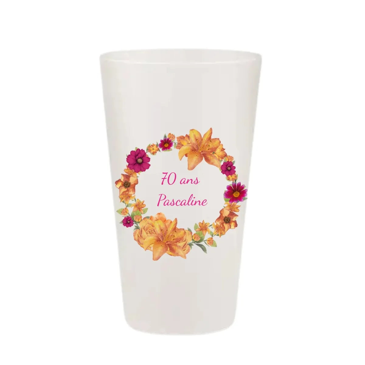 Gobelet anniversaire personnalisé avec une couronne de fleurs orange et rose fuchsia.