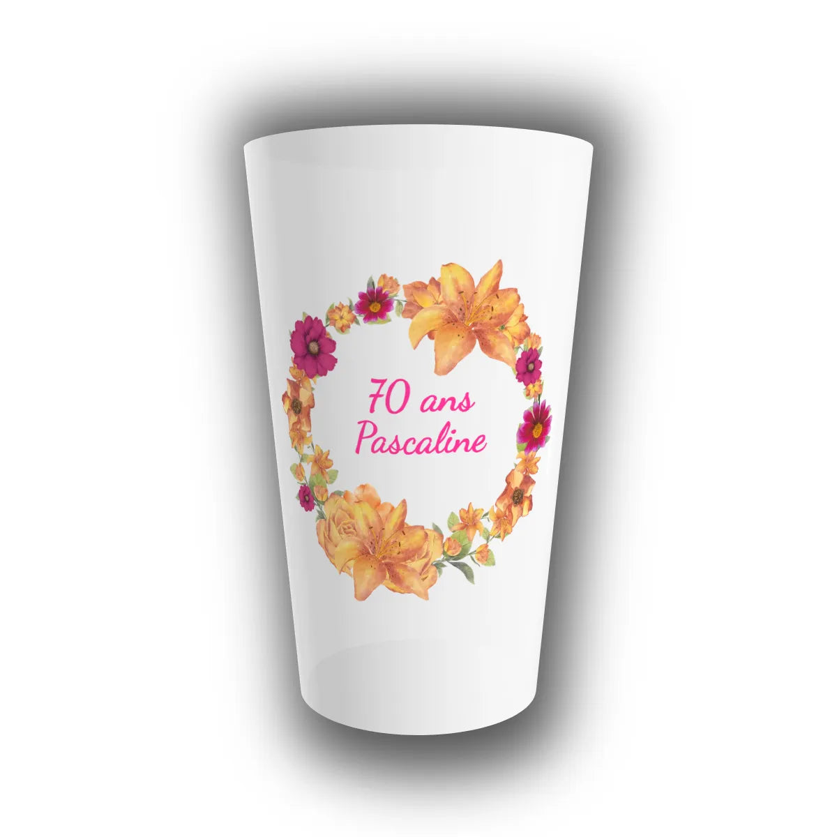 Gobelet réutilisable personnalisé pour anniversaire, décoré d'une couronne de lys orangés et dahlias fuchsia, avec prénom et âge inscrits au centre