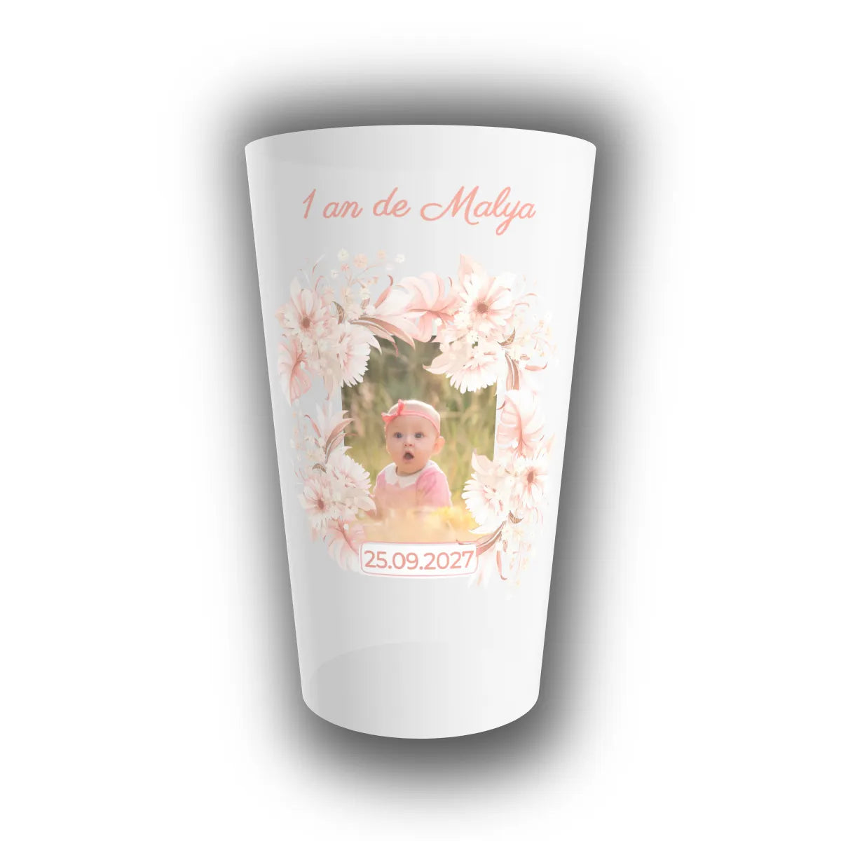 Gobelet translucide avec couronne de fleurs roses pâles encadrant une photo, le texte 1 an de Malya et une date, gobelet réutilisable personnalisé pour anniversaire