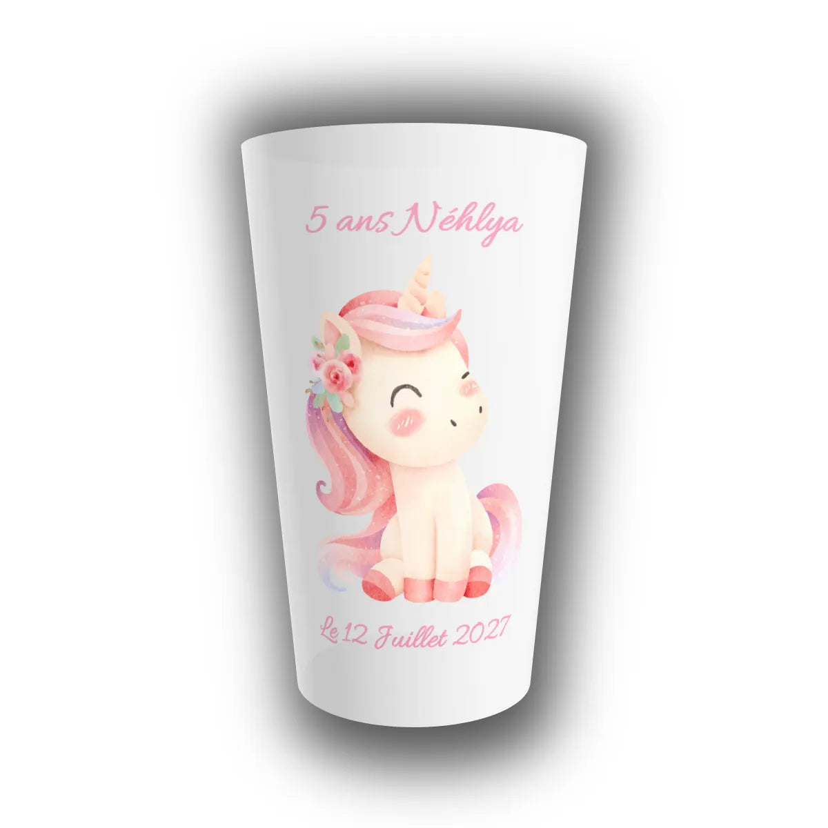 Gobelet réutilisable personnalisé pour anniversaire enfant, effet translucide avec une licorne pastel fleurie et le prénom de l'enfant avec la date