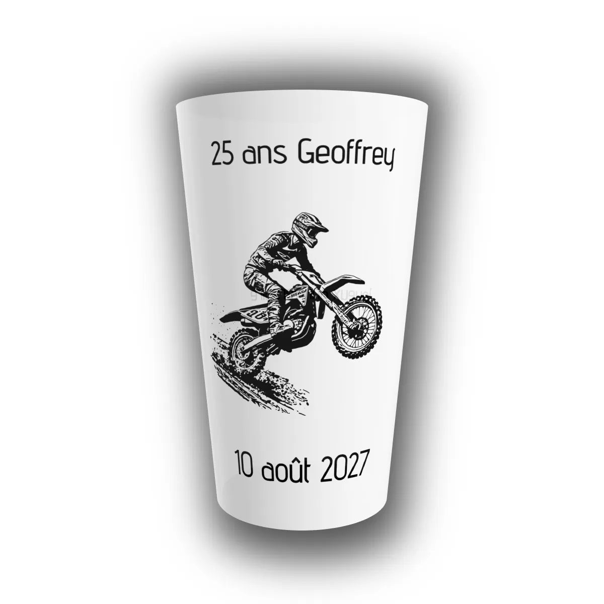 Gobelet anniversaire personnalisé translucide avec motif motocross en noir et blanc, prénom, 25 ans et date 10 août 2027 imprimés