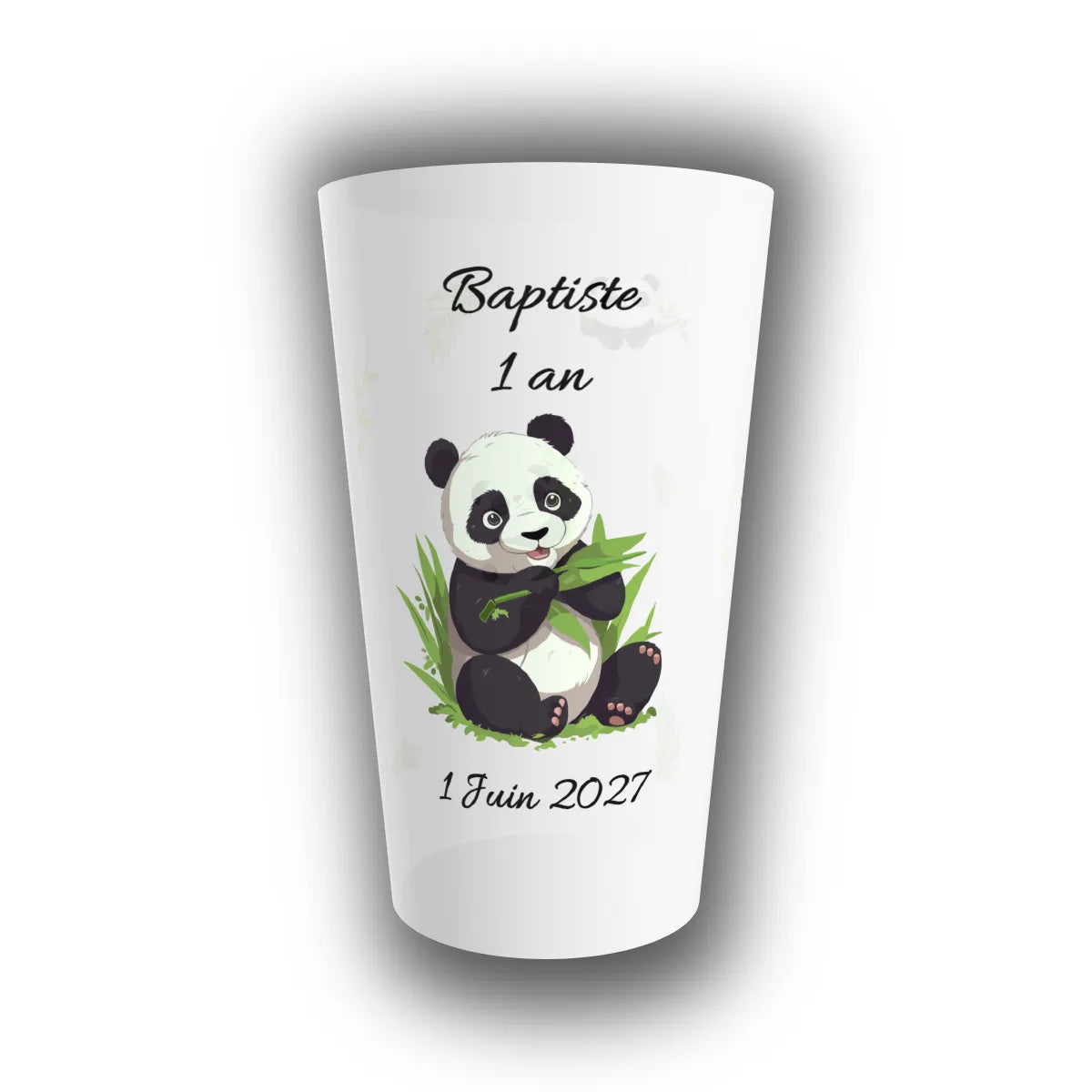 Gobelet translucide avec panda assis dans le bambou, prénom de l'enfant, mention 1 an et date imprimés à l'avant