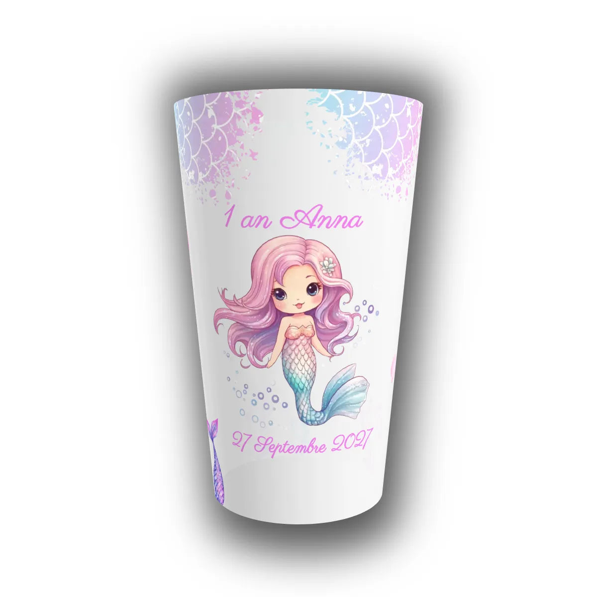 Gobelet anniversaire personnalisé à fond translucide, sirène aux cheveux roses, écailles pastel, prénom de l'enfant et date inscrits en rose