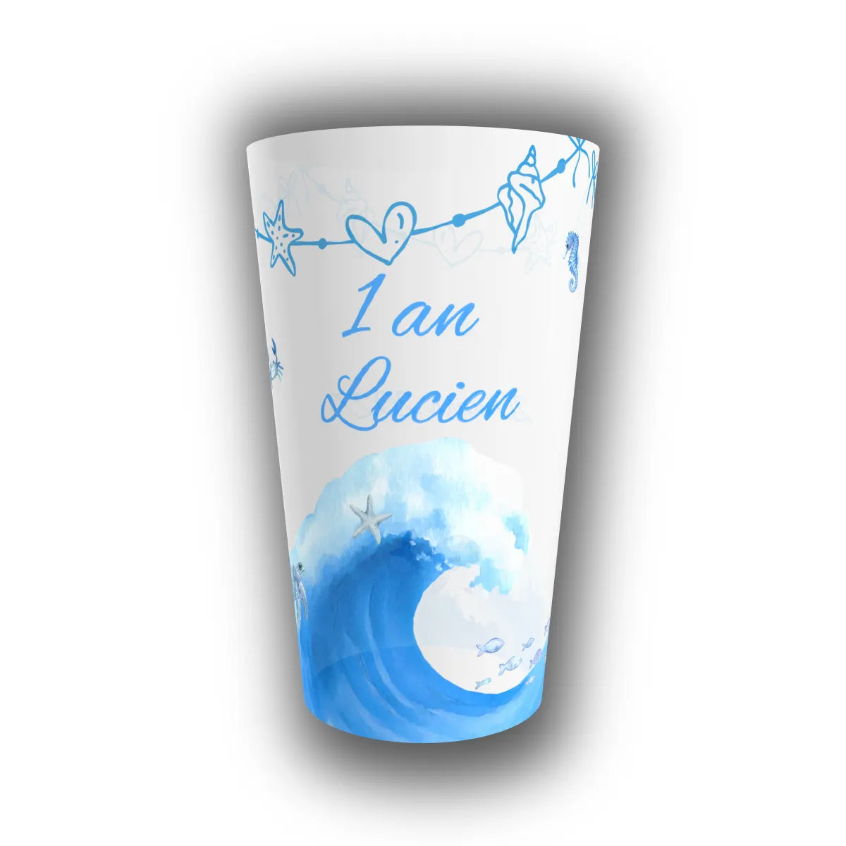 Gobelet réutilisable personnalisé pour anniversaire, en version translucide, orné d'une vague bleue aquarelle, hippocampe et guirlande marine, avec âge et prénom de l'enfant