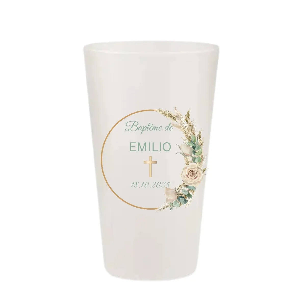 Gobelet de baptême personnalisé avec motifs de pampa, eucalyptus et croix dorée sur fond blanc.