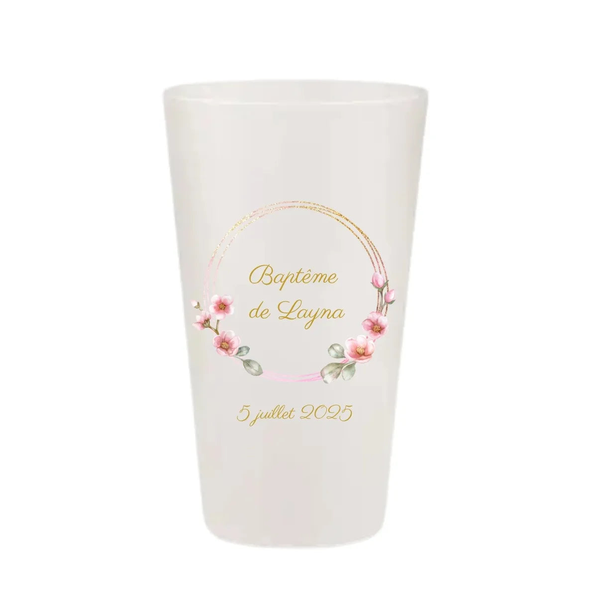 Gobelet de baptême personnalisé avec une couronne circulaire dorée et des fleurs de cerisier roses.