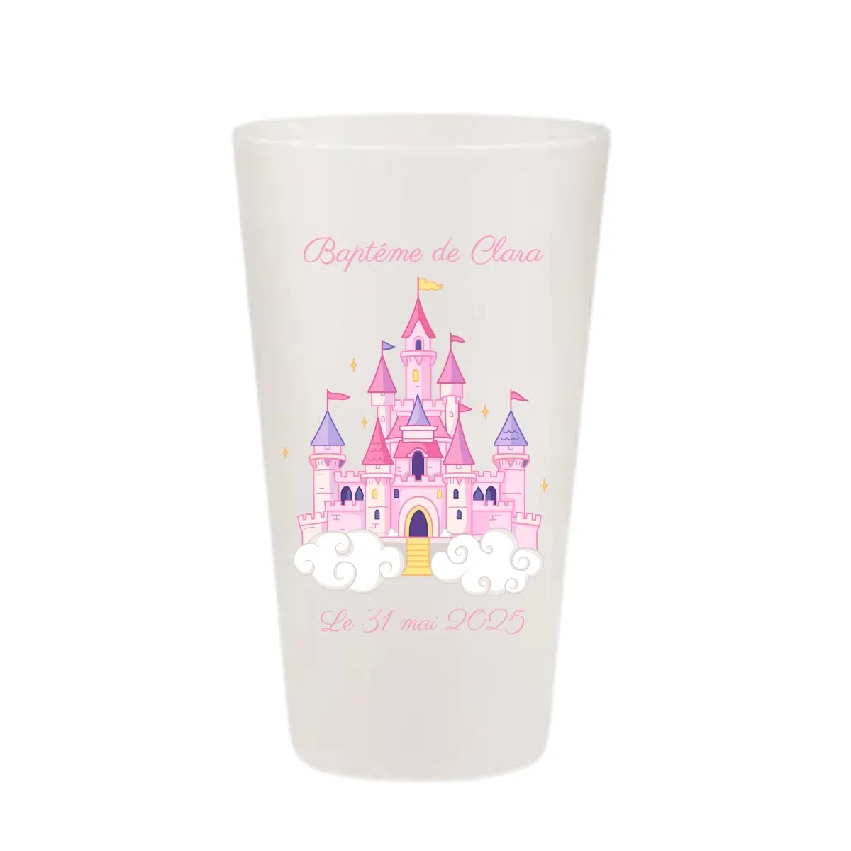 Gobelet baptême personnalisé illustré d'un château rose sur un nuage avec des étoiles.
