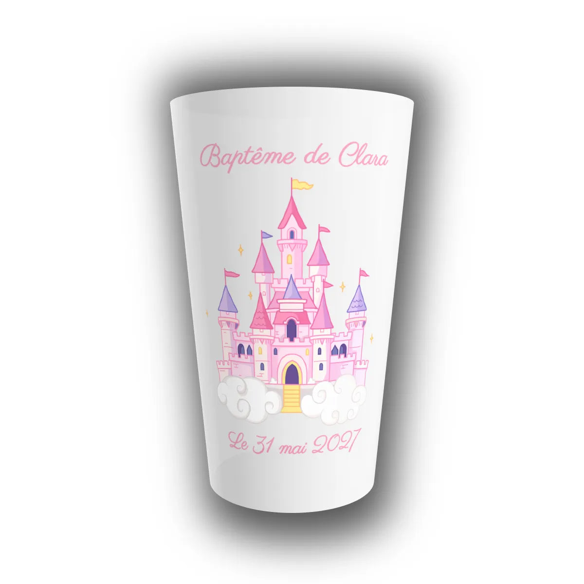 Gobelet réutilisable personnalisé pour baptême, translucide, orné d'un château rose et violet sur un nuage avec le prénom de l'enfant et la date