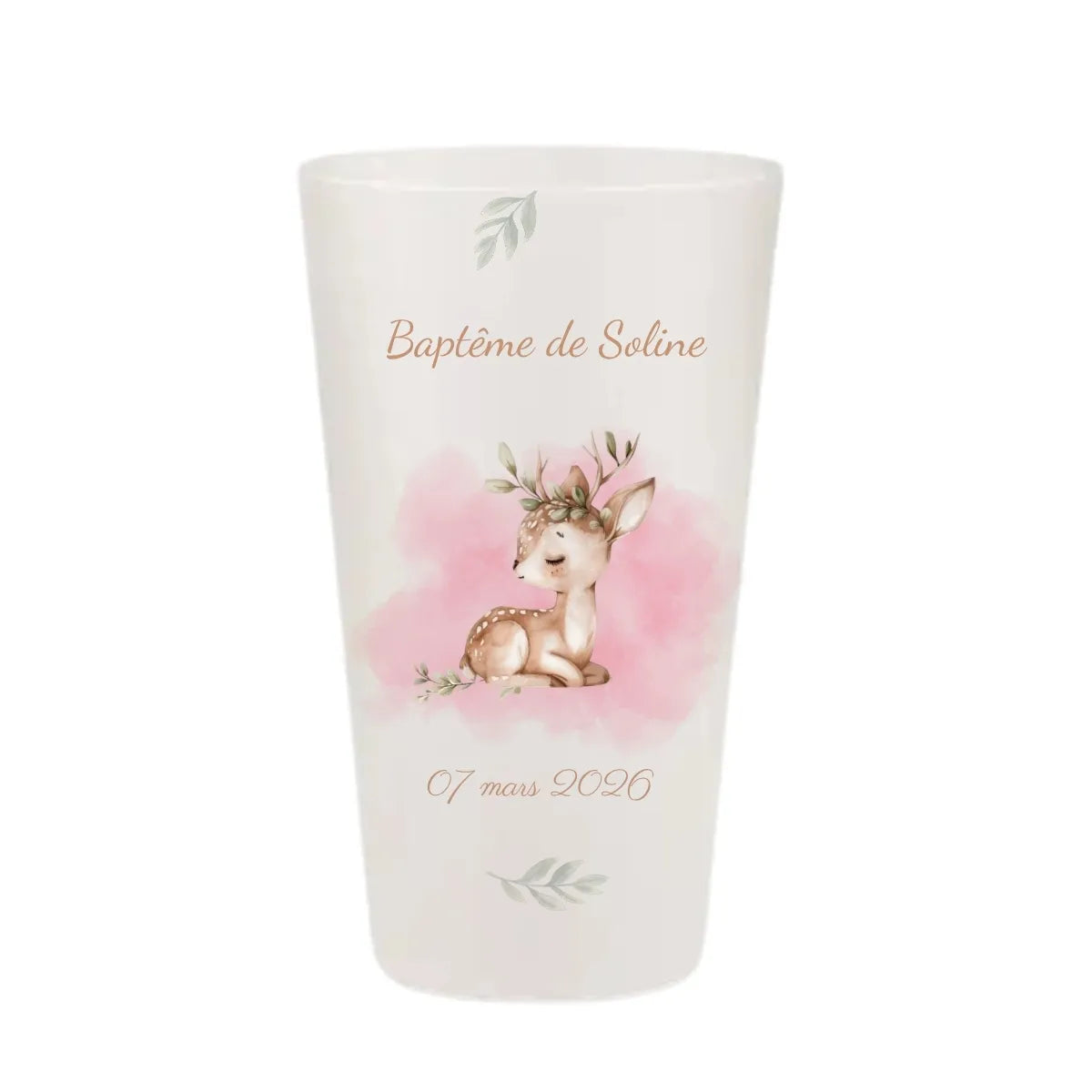 Gobelet de baptême personnalisé KUZTOM avec illustration d'un petit faon sur fond rose aquarelle.