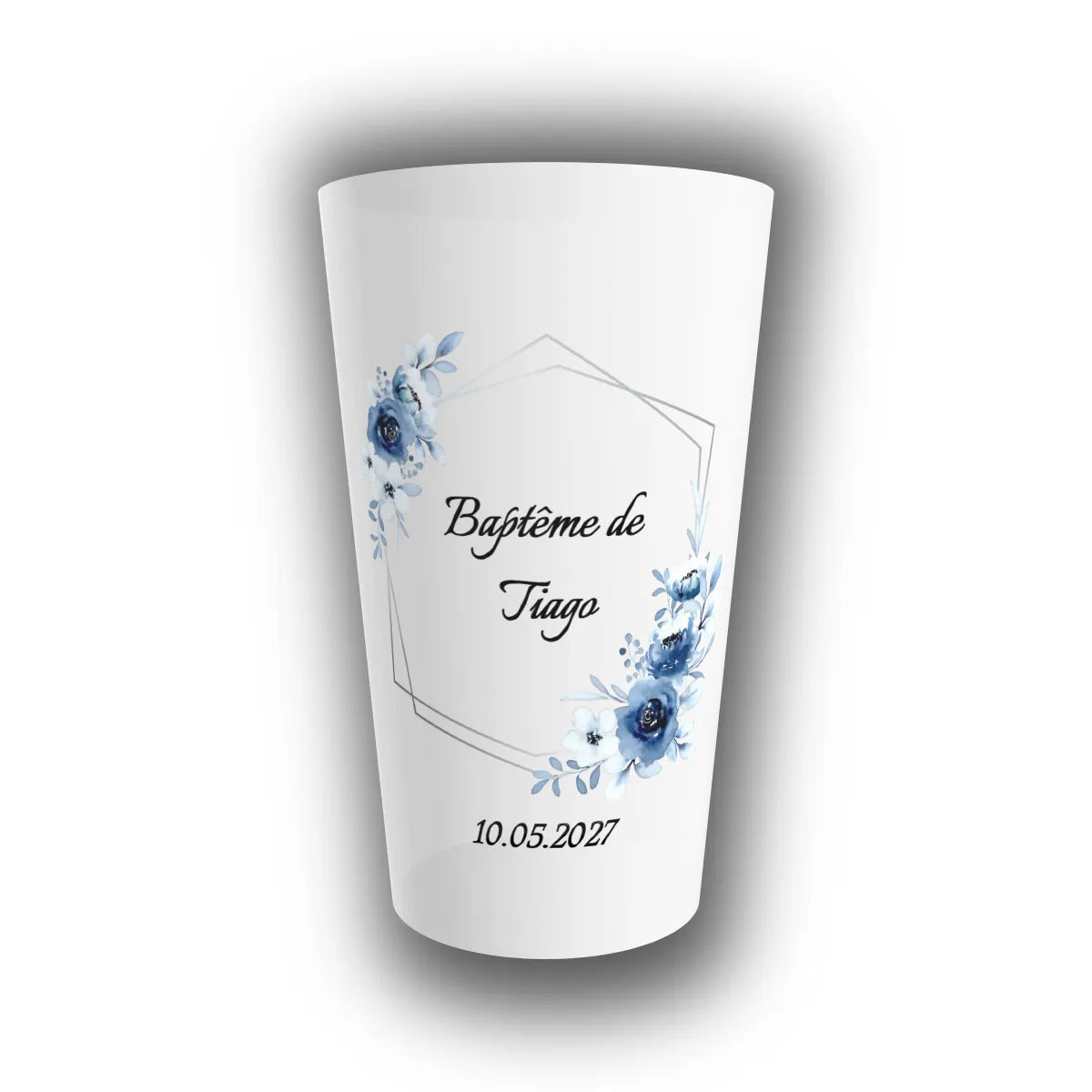 Gobelet réutilisable personnalisé pour baptême, cadre hexagonal argenté et fleurs bleu nuit, avec le prénom de l'enfant et la date inscrits à l'avant