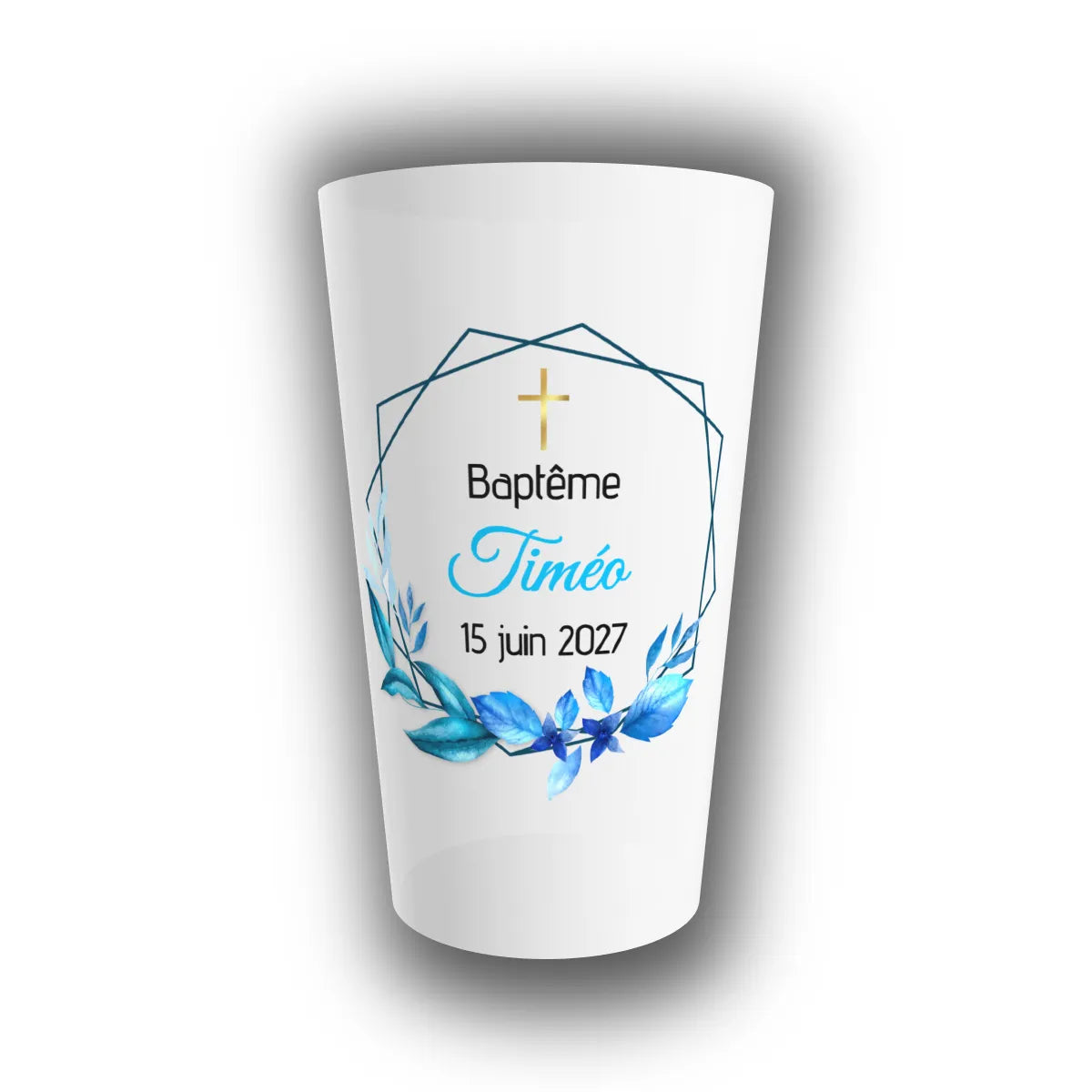 Gobelet réutilisable personnalisé pour baptême, au design hexagonal doré, croix délicate et couronne végétale bleue, avec le prénom de l'enfant et la date