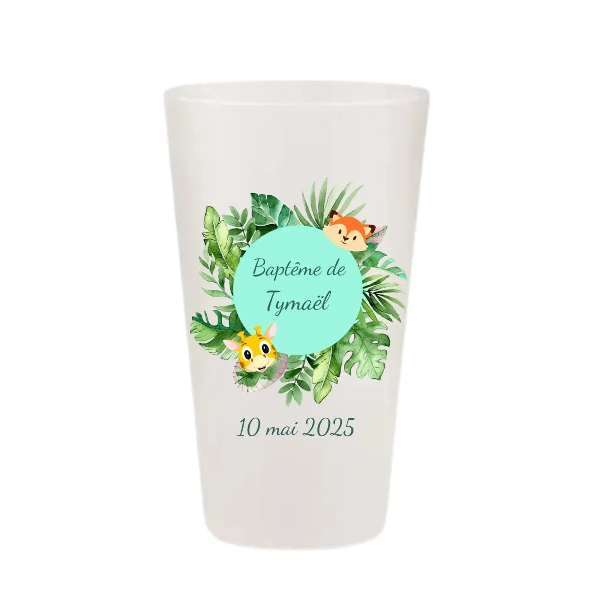 Gobelet de baptême avec un médaillon vert menthe entouré de feuilles tropicales et de petits animaux de la jungle.
