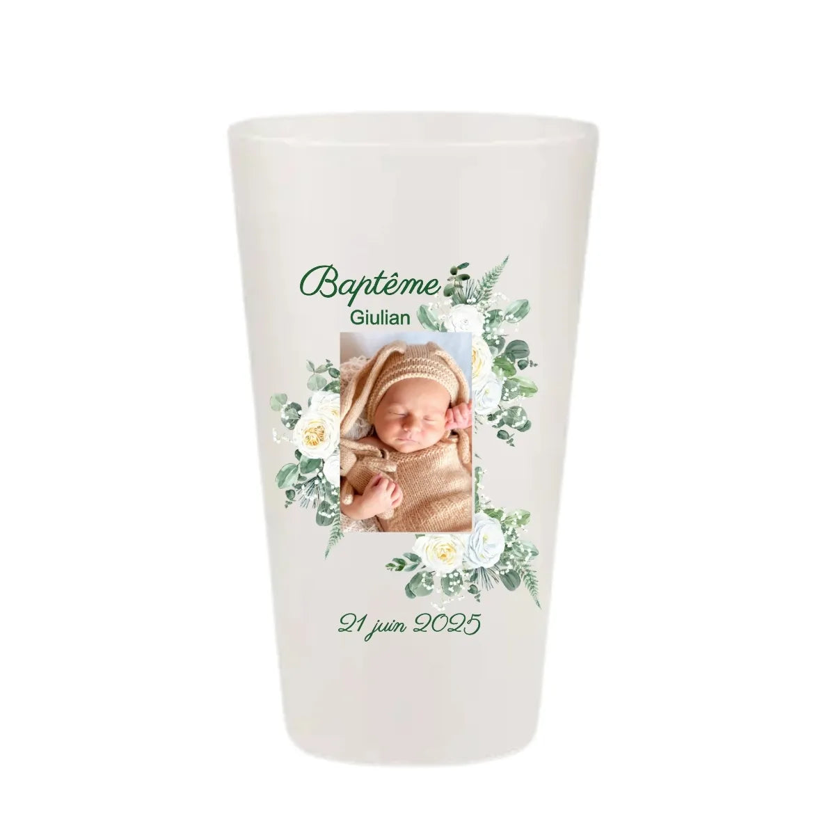 Gobelet baptême KUZTOM personnalisé avec photo et couronne de feuilles d'eucalyptus vert sauge.