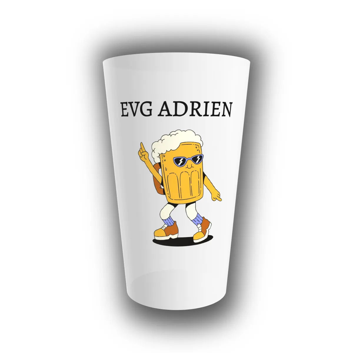 Gobelet réutilisable personnalisé EVG avec texte « EVG ADRIEN » et mascotte chope de bière à lunettes de soleil, en version translucide