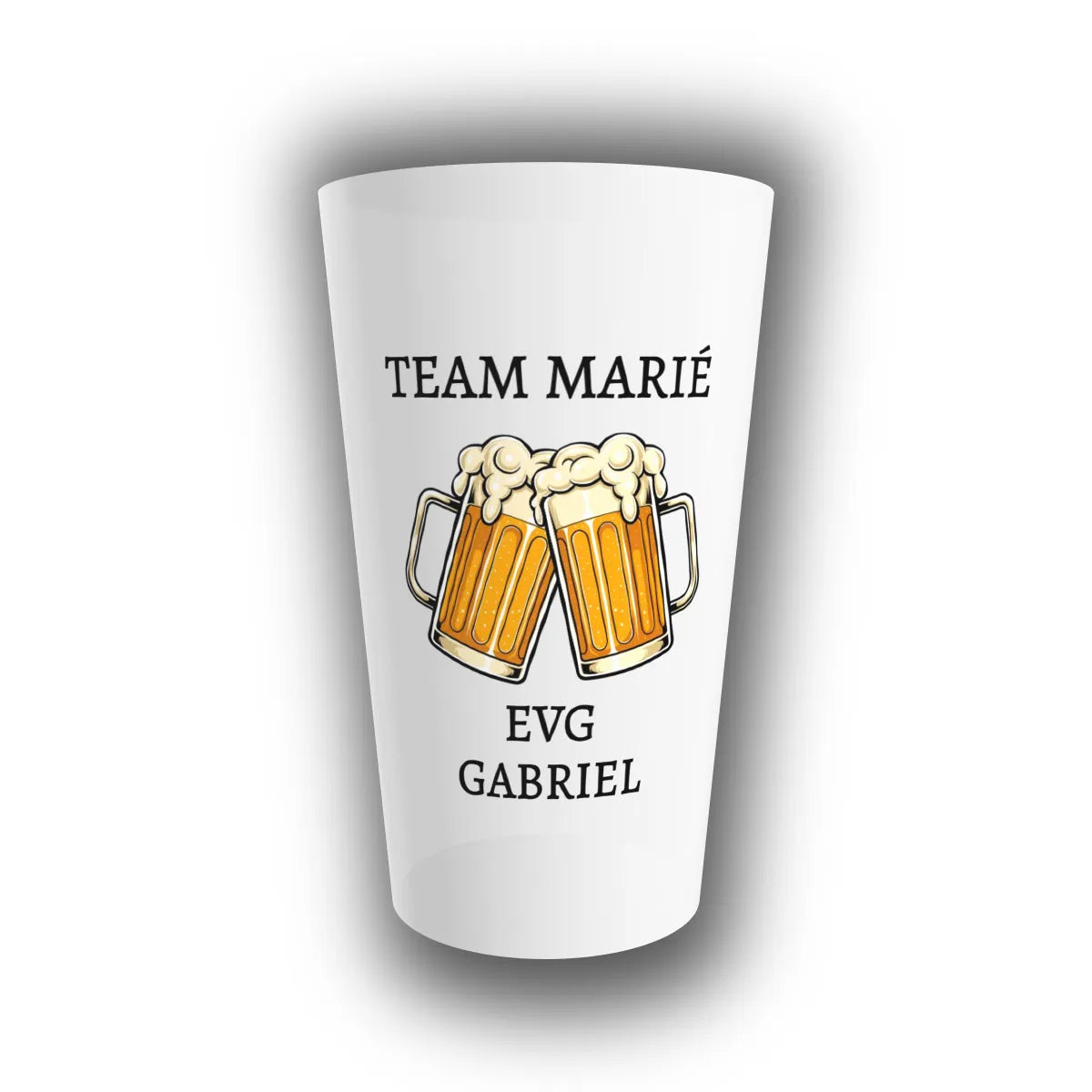 Gobelet réutilisable personnalisé EVG translucide, imprimé Team Marié et chopes de bière trinquant, avec prénom du futur marié
