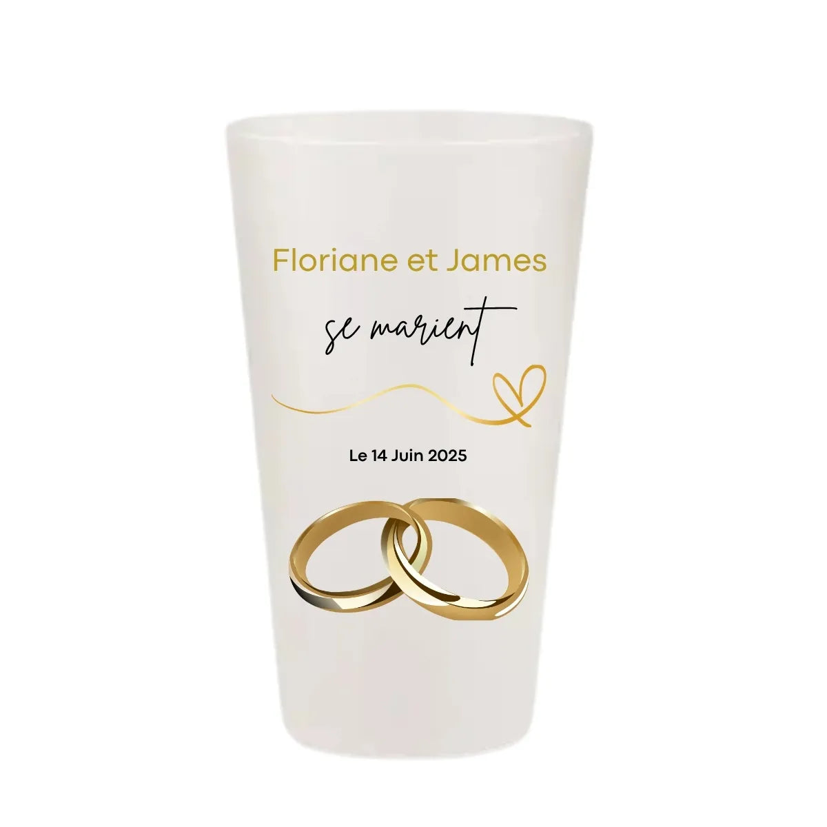 Gobelet de mariage personnalisé avec deux alliances dorées réalistes et lettrage or élégant.