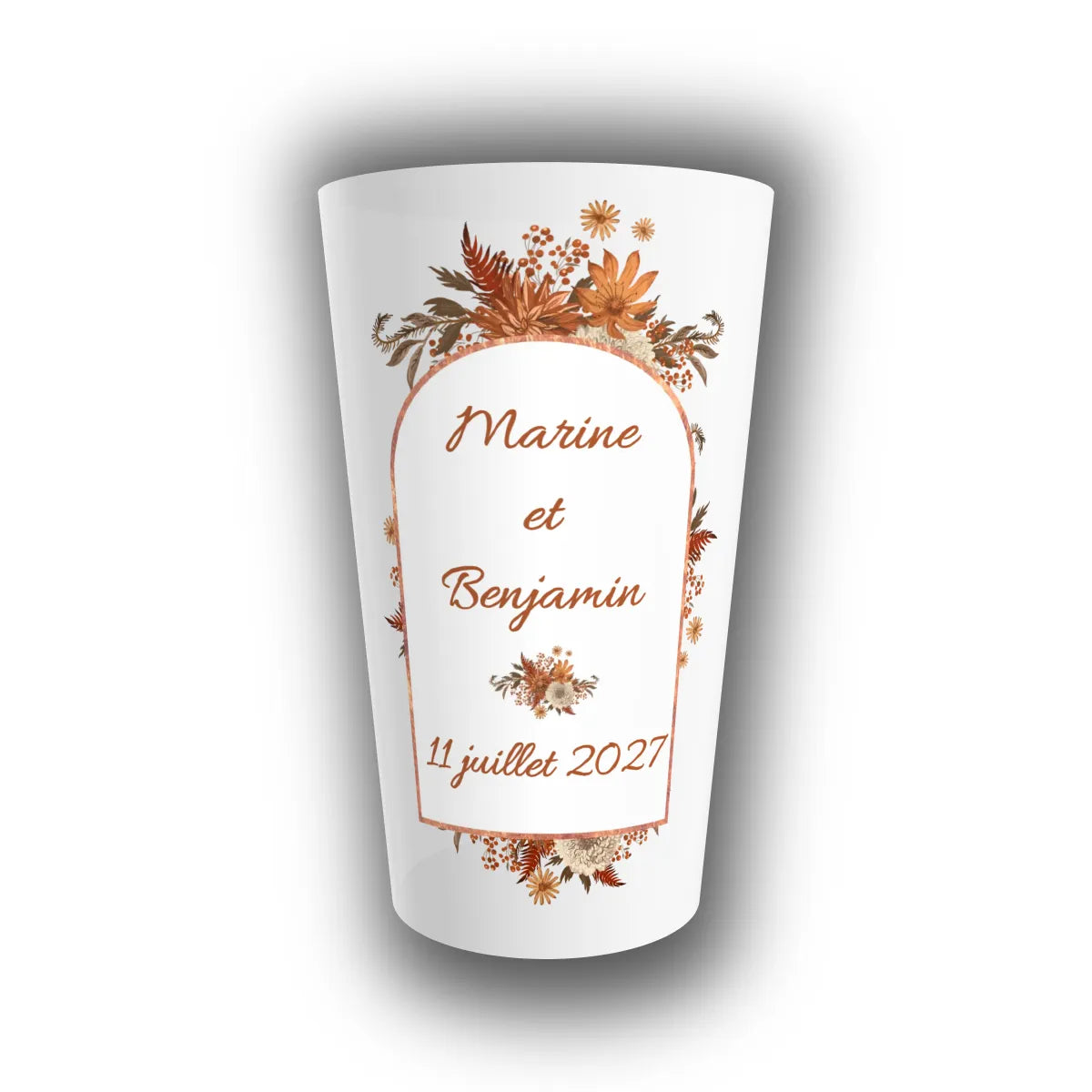 Gobelet de mariage personnalisé, arche cuivrée et fleurs terracotta, prénoms des mariés et date inscrits sur un gobelet translucide élégant