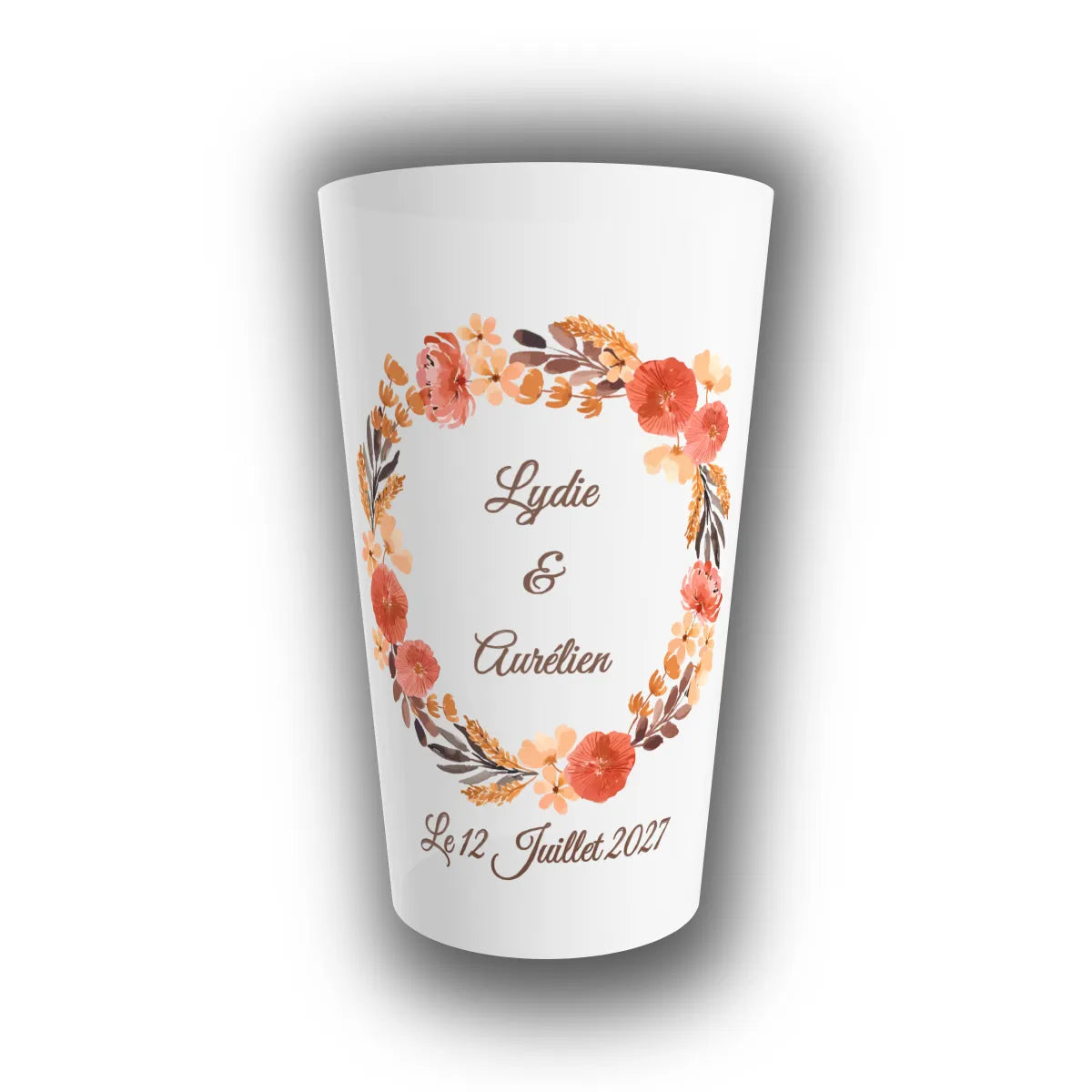 Gobelet réutilisable personnalisé pour mariage avec couronne de fleurs corail et feuillages cuivrés, prénoms des mariés et date à l'avant, coloris translucide
