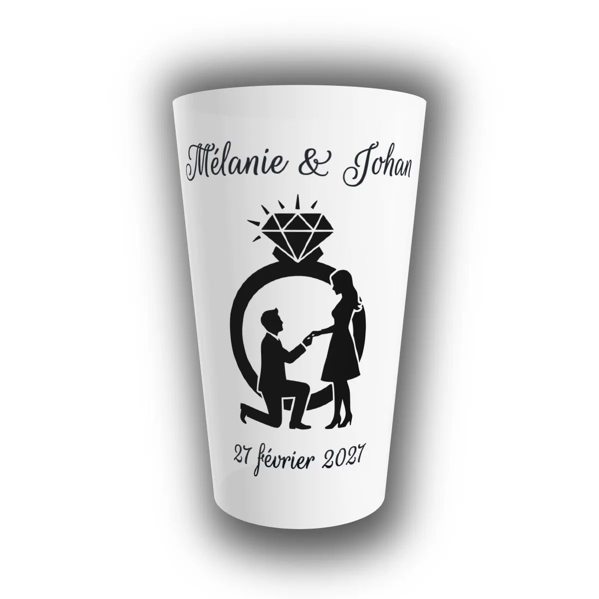 Gobelet mariage personnalisé translucide avec silhouette d'une demande en fiançailles, bague sertie d'un diamant, prénoms des mariés et date à personnaliser