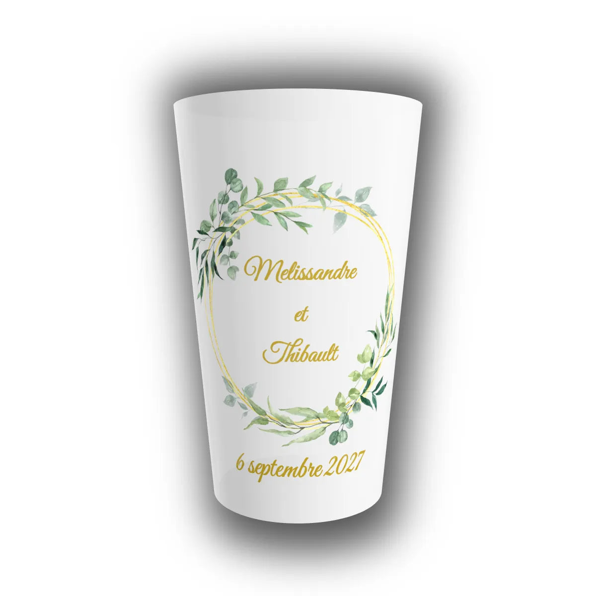 Gobelet mariage personnalisé translucide, cercle doré et eucalyptus aquarelle, prénoms des mariés et date au centre.