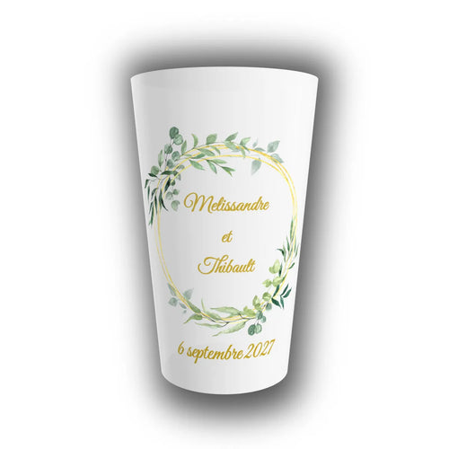Gobelet mariage personnalisé translucide, cercle doré et eucalyptus aquarelle, prénoms des mariés et date au centre.