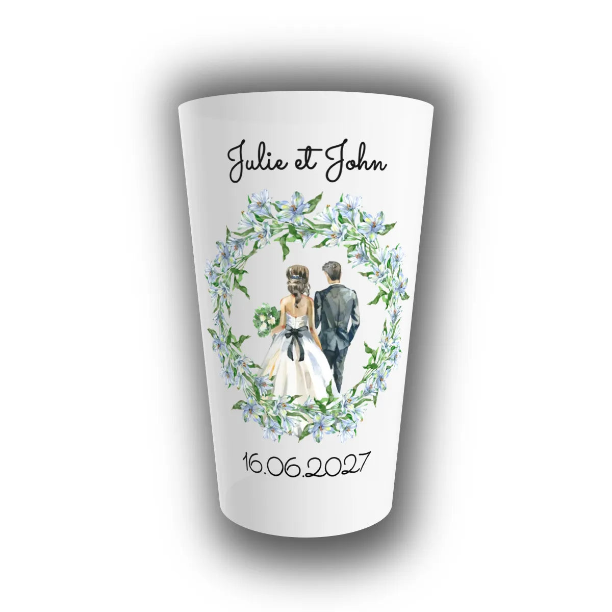 Gobelet translucide personnalisé pour mariage, orné d'une couronne de fleurs bleues entourant un couple de mariés vu de dos, avec prénoms des mariés et date