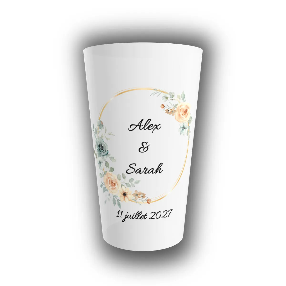 Gobelet mariage personnalisé translucide avec couronne florale pêche et bleu gris, cercle doré, prénoms des mariés et date à personnaliser.