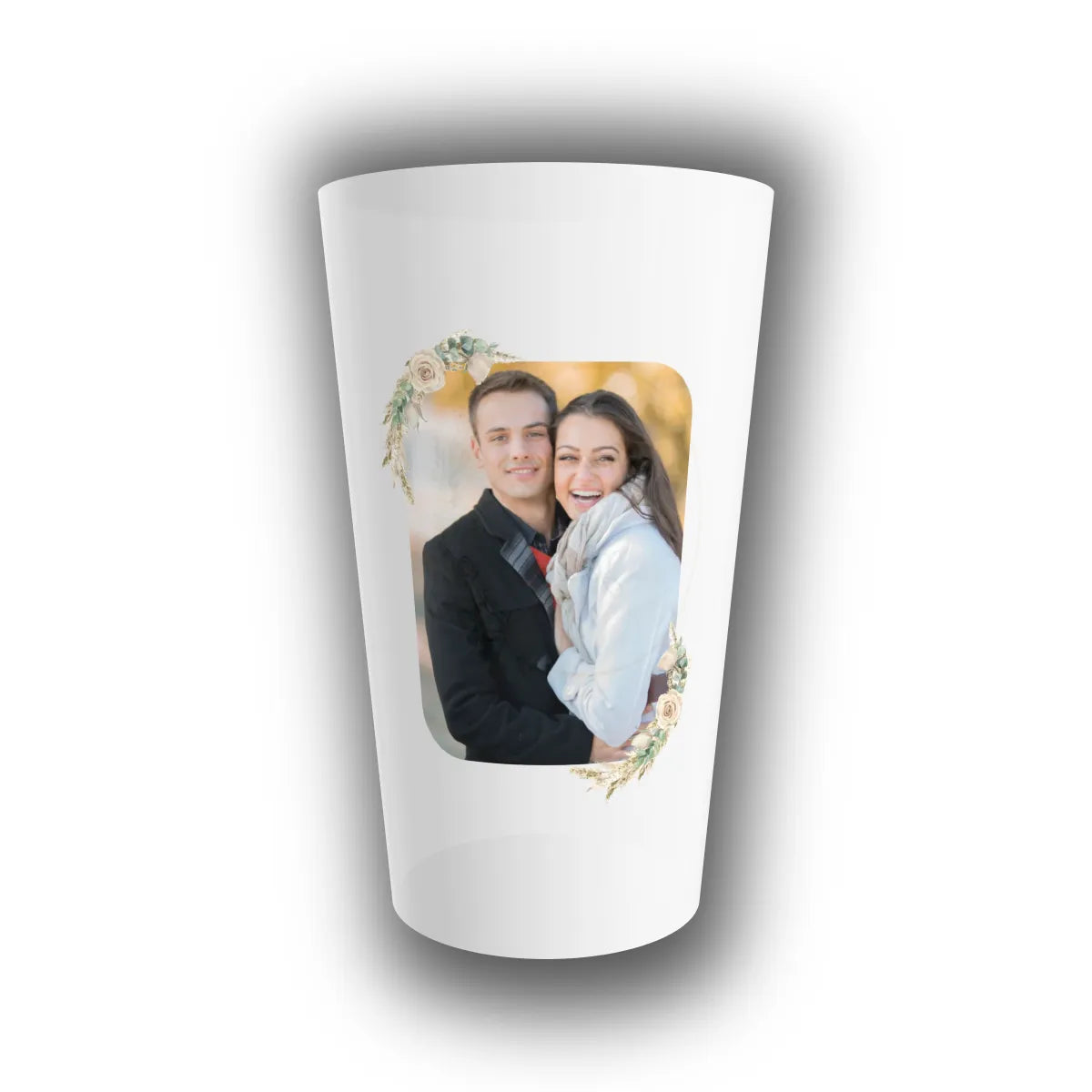 Gobelet réutilisable translucide personnalisé mariage avec photo d'un couple souriant entourée d'une couronne de roses et d'eucalyptus