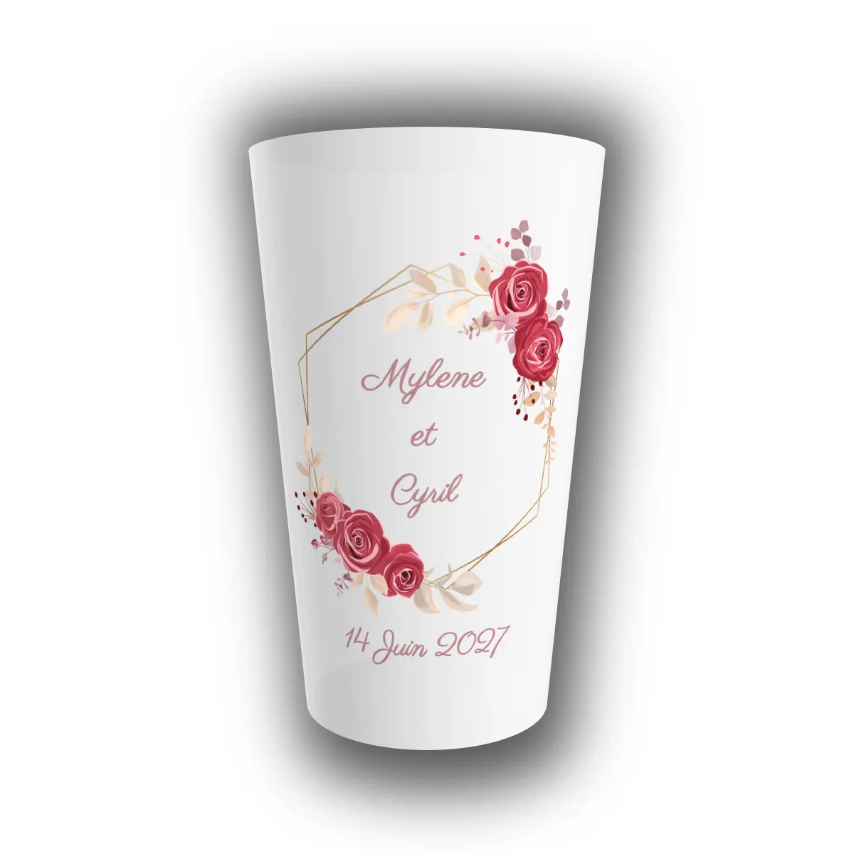 Gobelet de mariage personnalisé, translucide, décoré d'un cadre doré hexagonal avec roses rouges, prénoms des mariés et date en exemple.