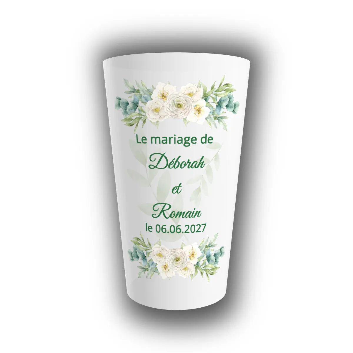 Gobelet réutilisable personnalisé pour mariage, translucide, orné de fleurs blanches et feuillages d'eucalyptus encadrant les prénoms des mariés et la date