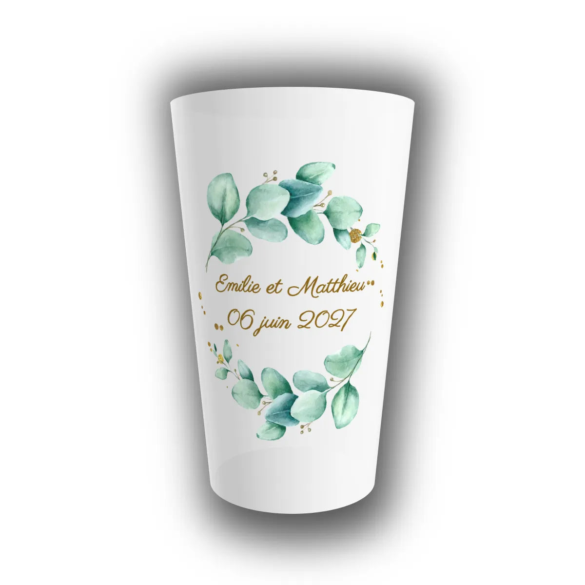 Gobelet de mariage personnalisé translucide orné d'une couronne d'eucalyptus aquarelle et de poussières dorées, prénoms des mariés et date inscrits