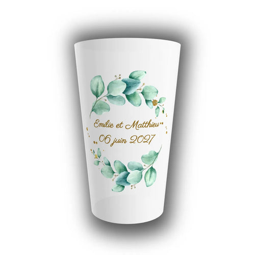 Gobelet de mariage personnalisé translucide orné d'une couronne d'eucalyptus aquarelle et de poussières dorées, prénoms des mariés et date inscrits