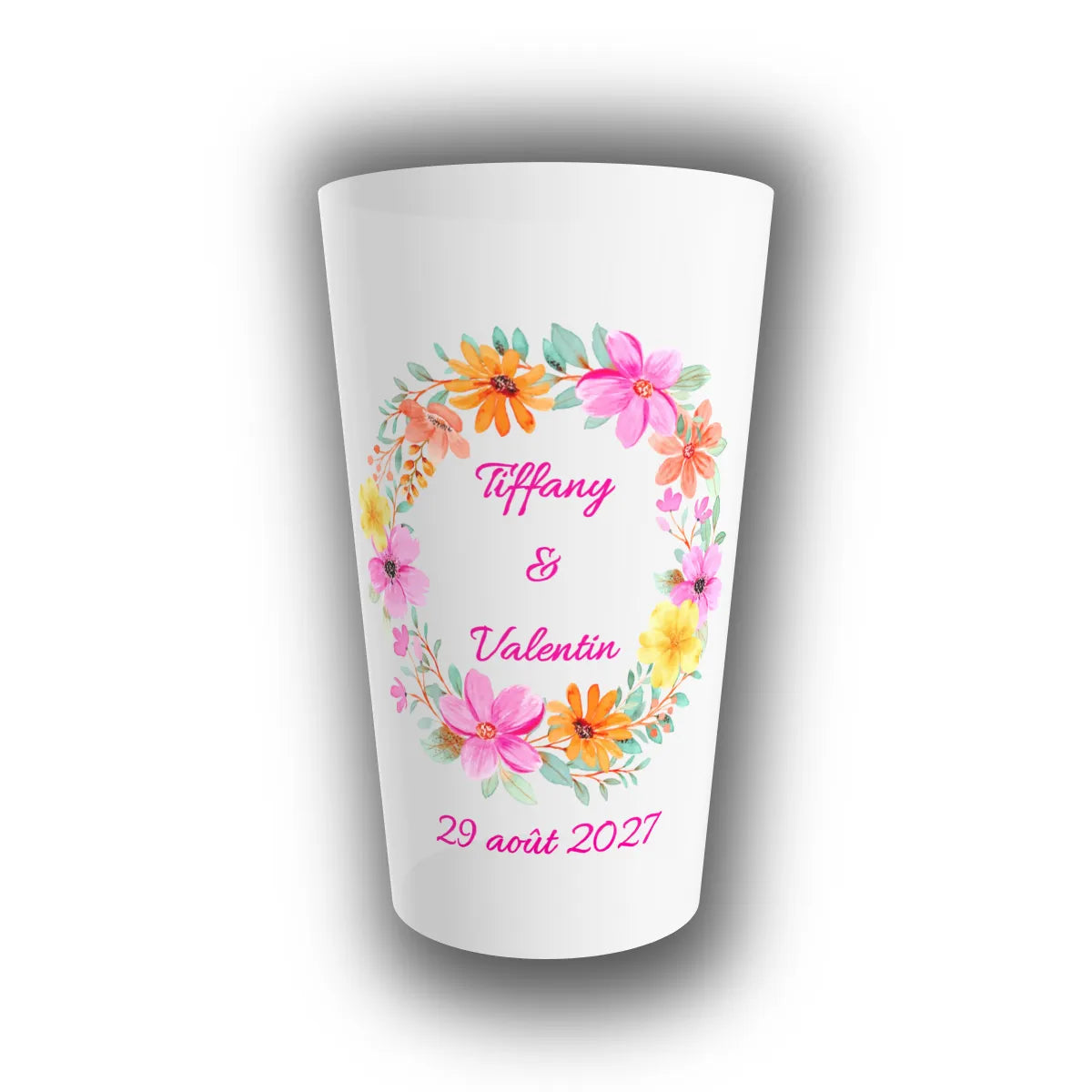 Gobelet réutilisable personnalisé pour mariage translucide, orné d'une couronne fleurie colorée avec prénoms des mariés et date en rose vif