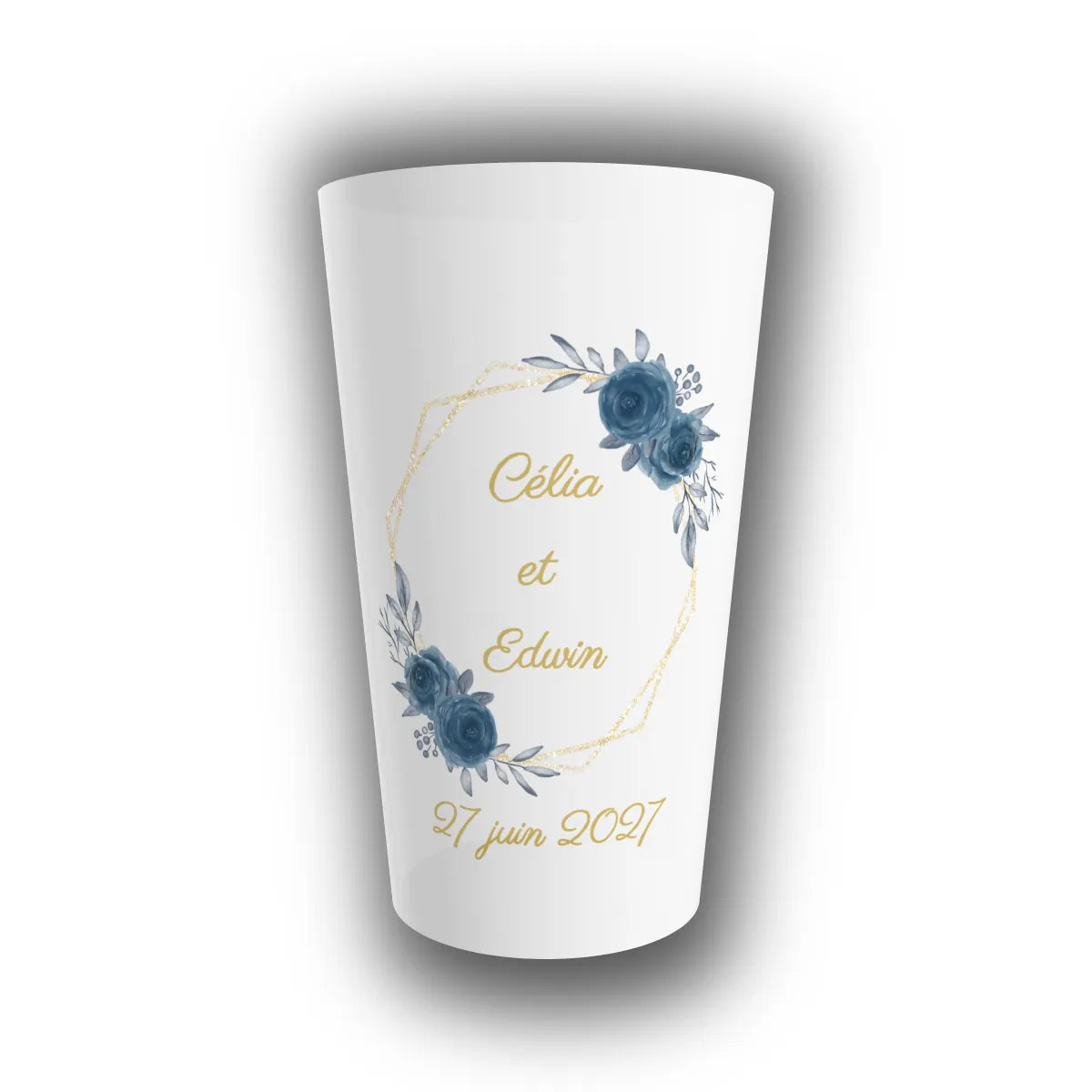 Gobelet mariage personnalisé translucide avec cadre hexagonal doré, roses bleu nuit et feuillages, prénoms des mariés et date à l'avant