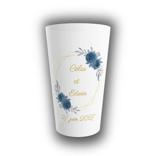 Gobelet mariage personnalisé translucide avec cadre hexagonal doré, roses bleu nuit et feuillages, prénoms des mariés et date à l'avant