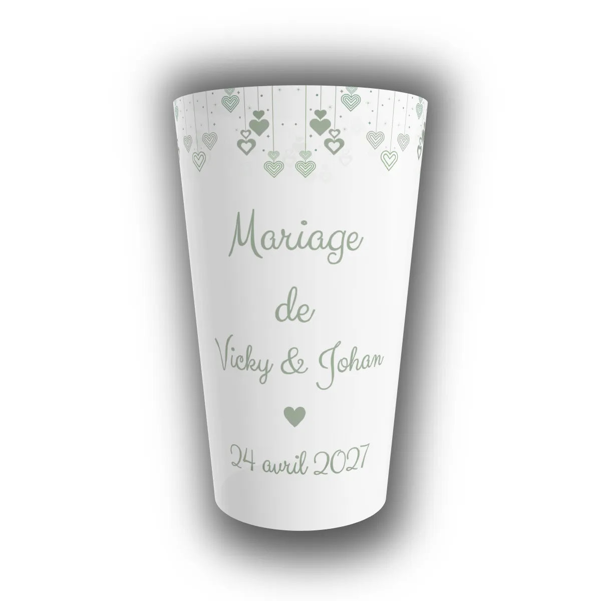 Gobelet translucide personnalisé pour mariage, orné d'une guirlande de cœurs vert sauge, avec prénoms des mariés et date à personnaliser