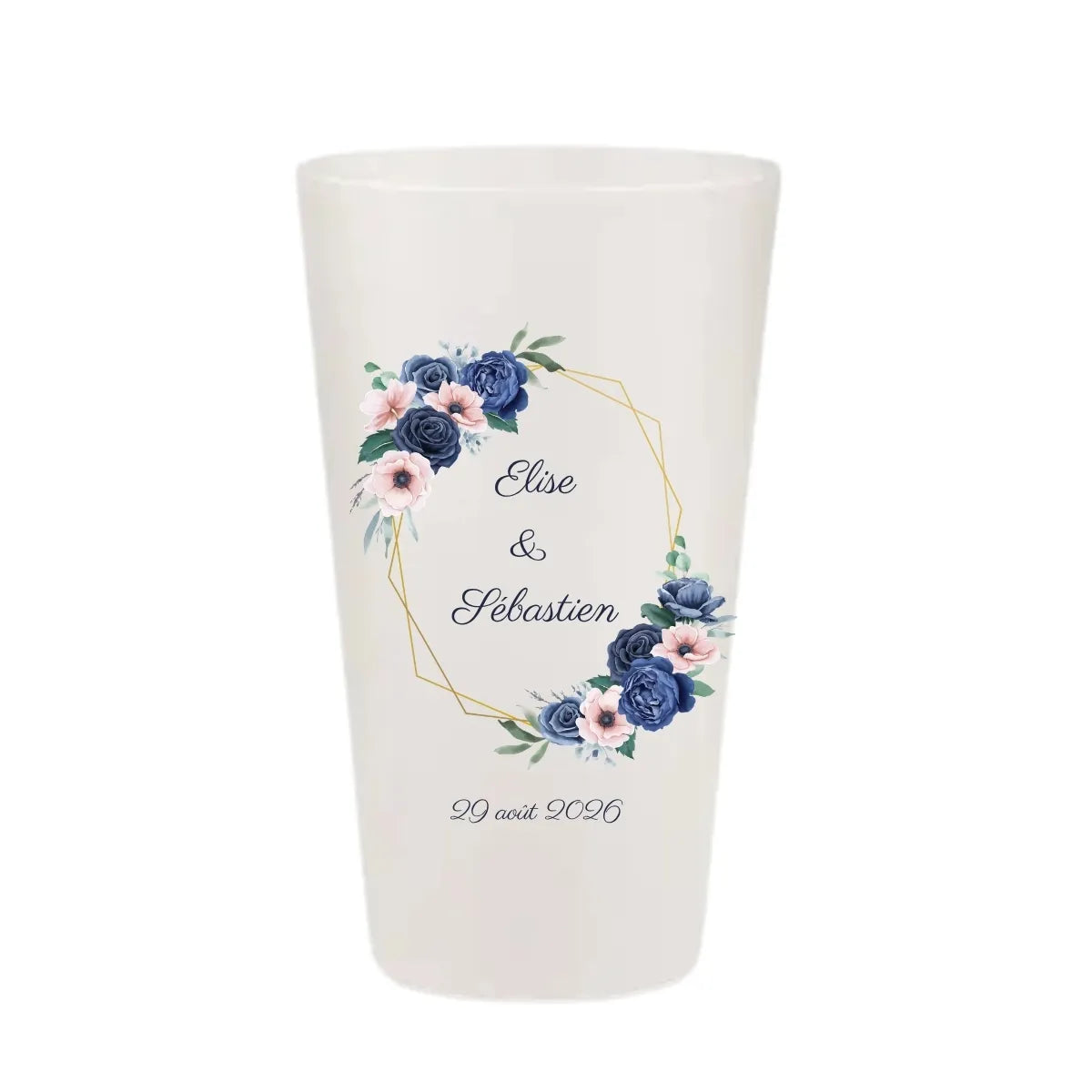 Gobelet de mariage personnalisé avec un hexagone doré entouré de fleurs bleues et roses.