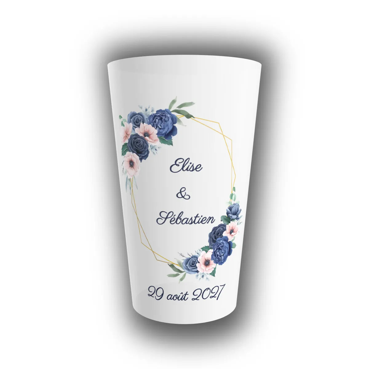 Gobelet réutilisable personnalisé pour mariage, cadre hexagonal doré orné de roses bleu nuit et anémones roses poudrées, prénoms des mariés et date