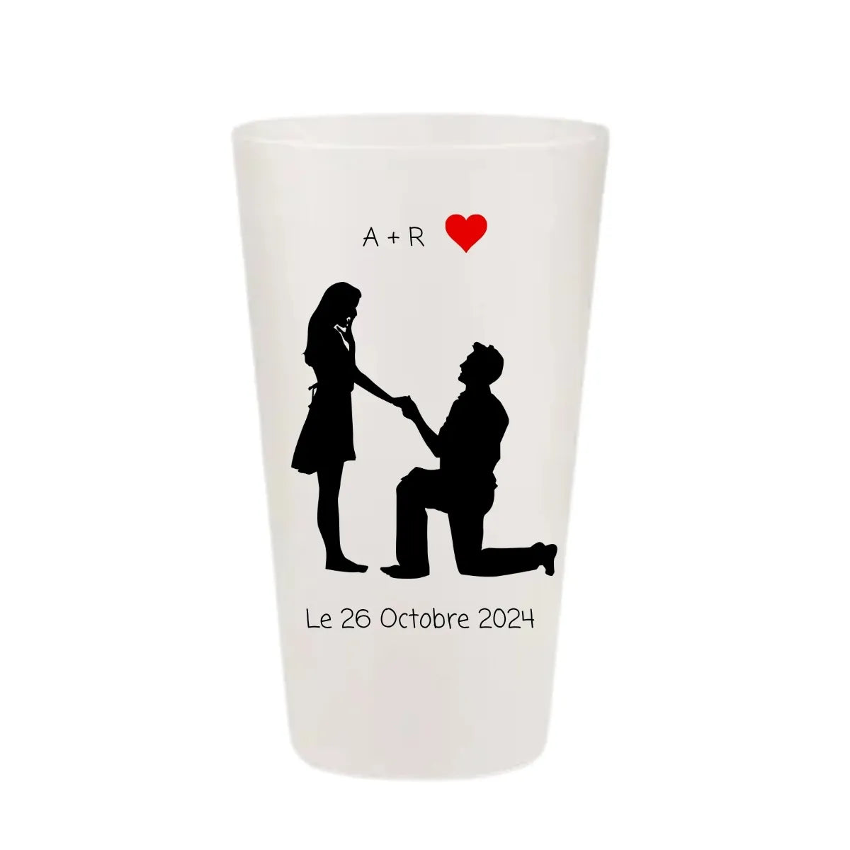 Gobelet de mariage personnalisé avec une silhouette de demande en mariage et un cœur rouge.