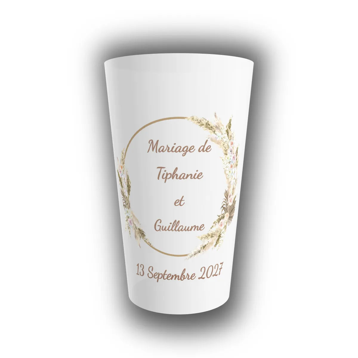 Gobelet réutilisable personnalisé translucide pour mariage, couronne d'herbes de pampa beige entourant les prénoms des mariés et la date.