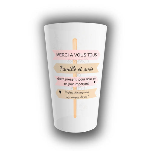 Gobelet mariage personnalisé translucide avec panneaux directionnels roses et kraft et message Merci à vous tous, famille et amis