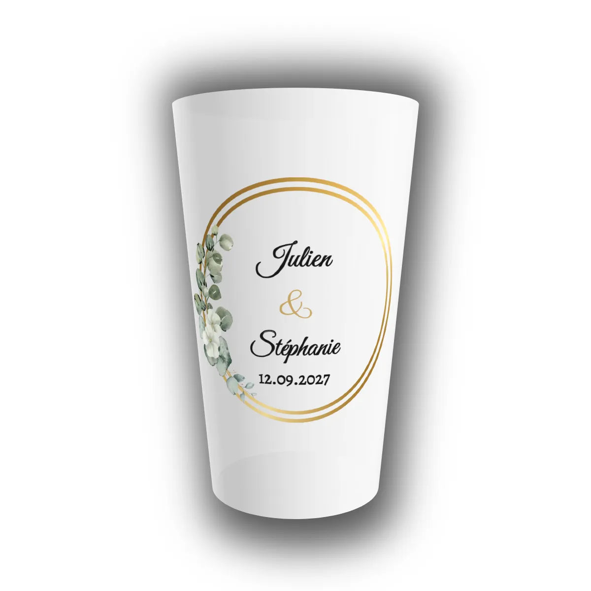 Gobelet translucide personnalisé pour mariage avec cercle doré, eucalyptus et fleurs blanches, prénoms des mariés et date en exemple