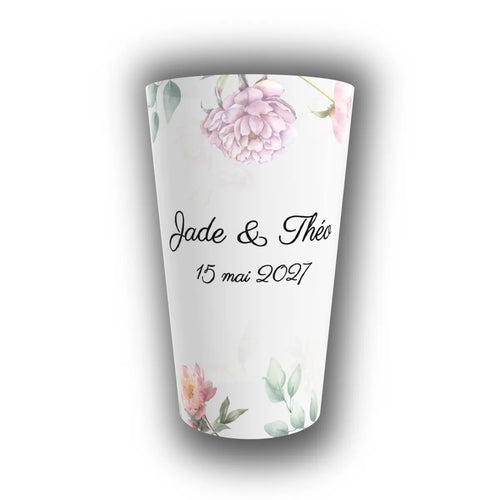 Gobelet réutilisable personnalisé translucide orné de pivoines roses et mauves avec feuillage, affichant les prénoms des mariés et la date du mariage