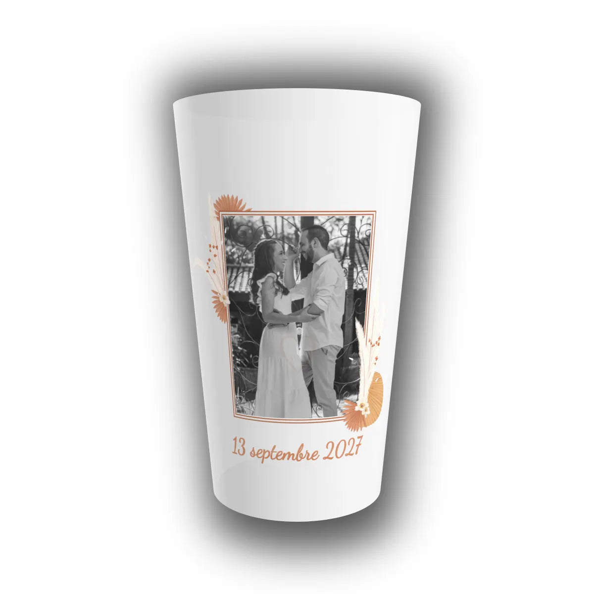 Gobelet réutilisable personnalisé pour mariage, photo des mariés encadrée de pampa et fleurs séchées terracotta, date du mariage affichée dessous