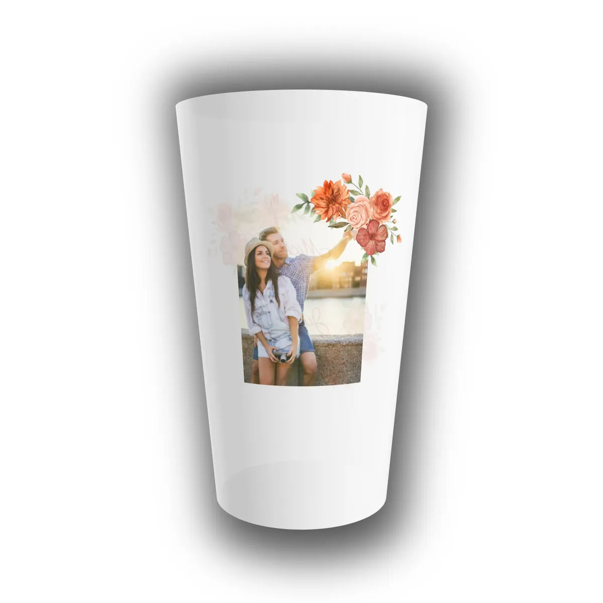 Gobelet réutilisable personnalisé pour mariage translucide, avec photo des mariés et bouquet floral terracotta et vert sauge imprimés au recto