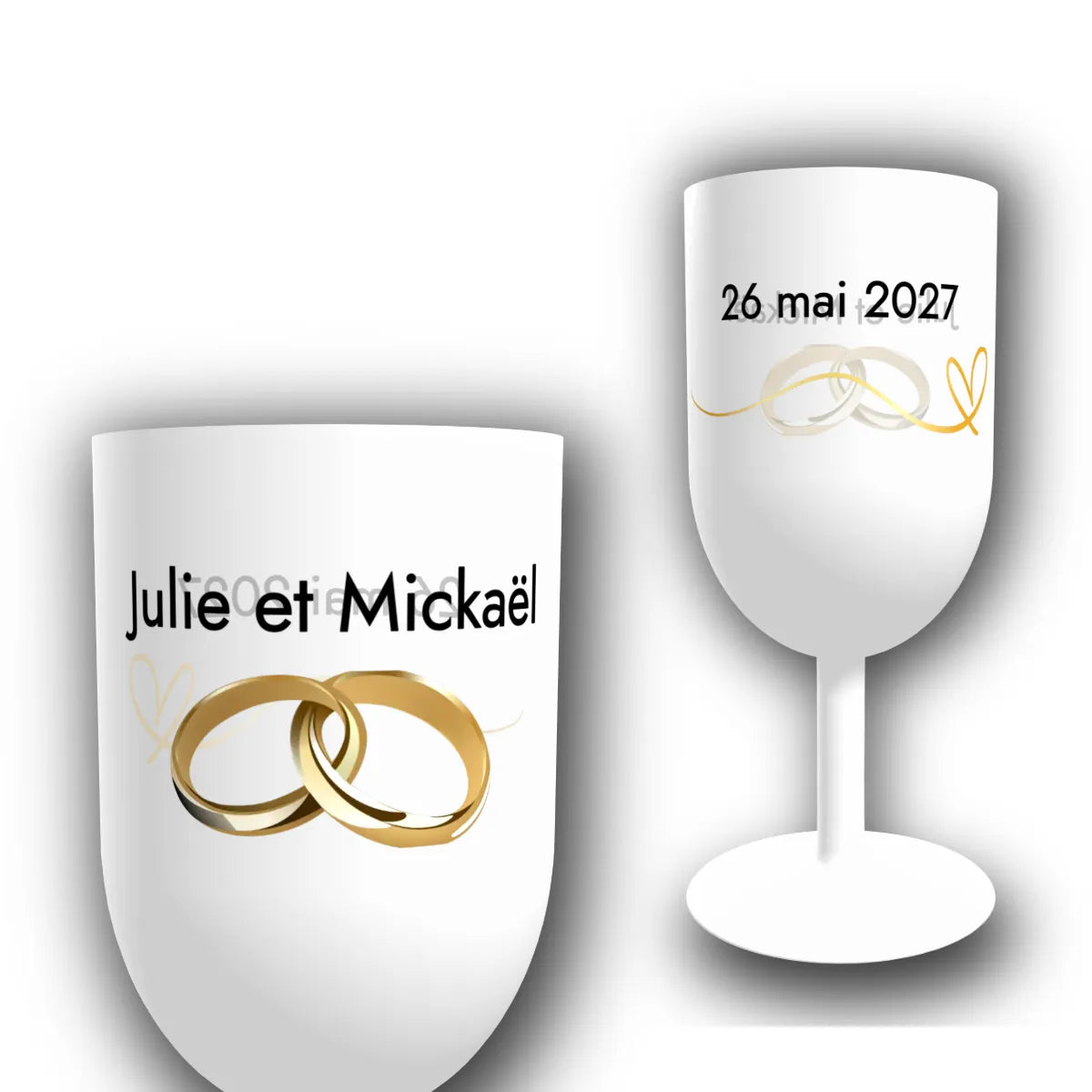 Verre à vin personnalisé pour mariage : gobelet translucide avec alliances dorées entrelacées, prénoms des mariés et date inscrite au dos